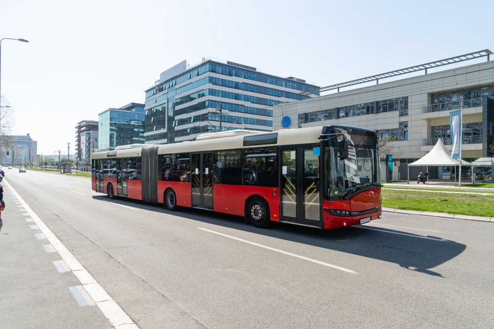 Wynajęcie autokaru na wyjazd pracowniczy – dlaczego warto